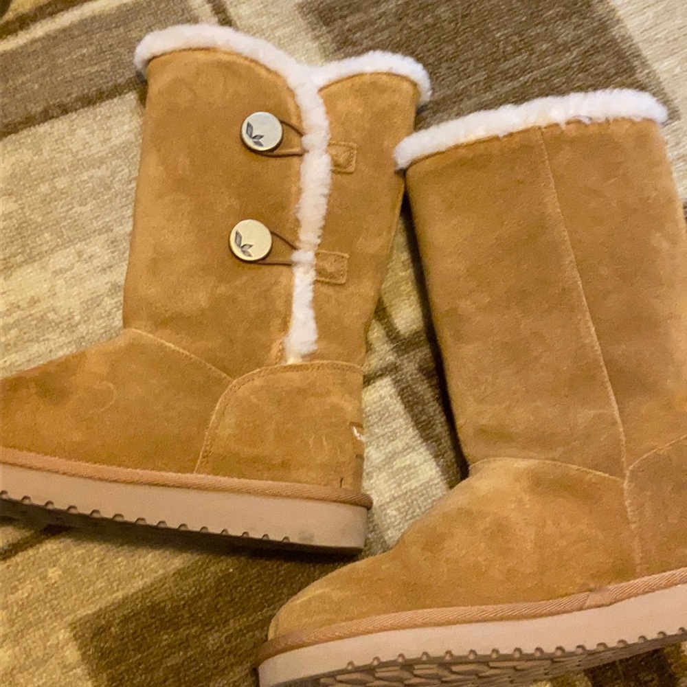 Never worn Koolaburra UGGS